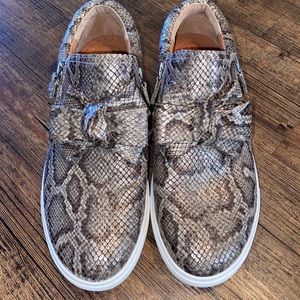 Snakeskin print flats sz 9.5w